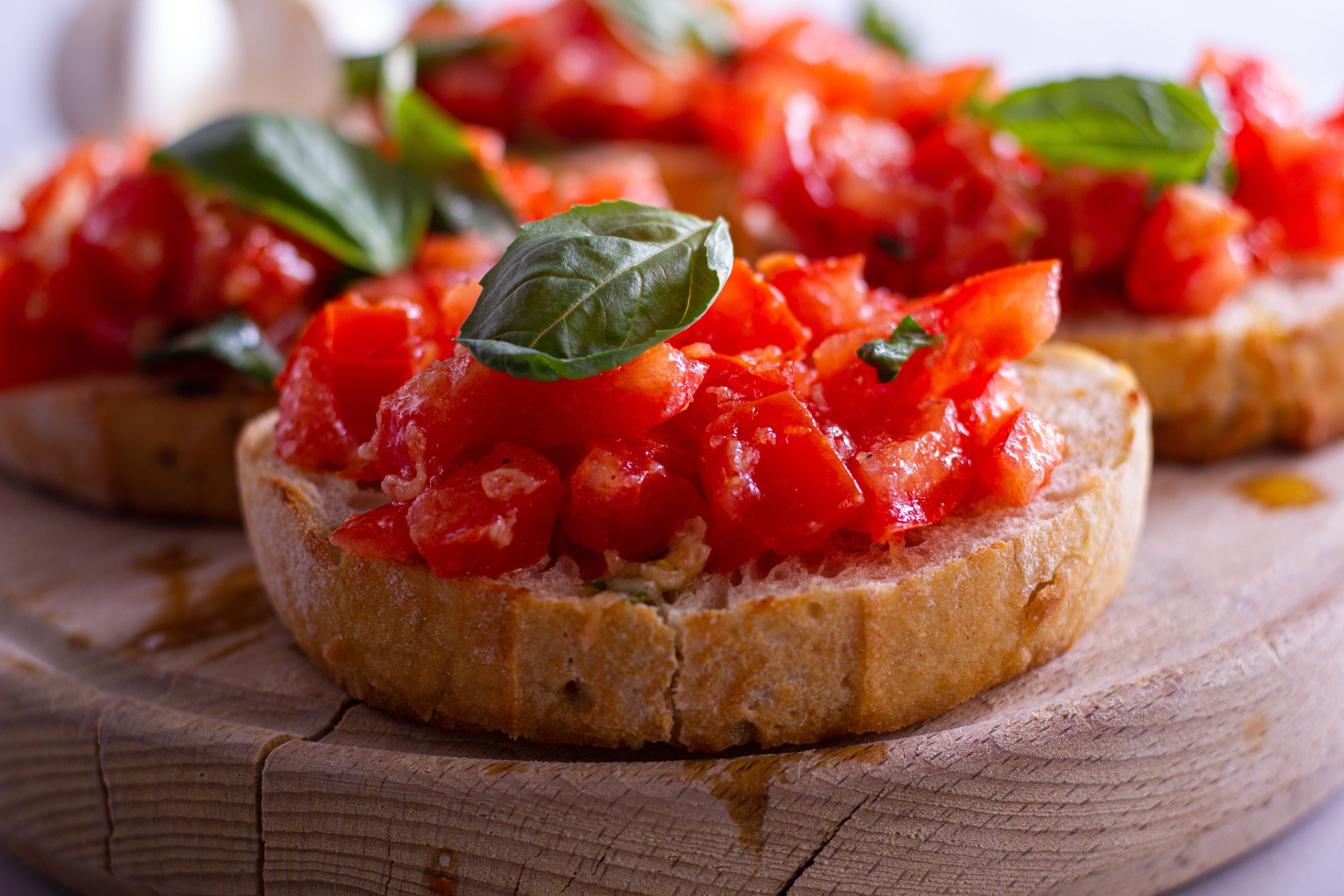 Bademli ve Domatesli Bruschetta