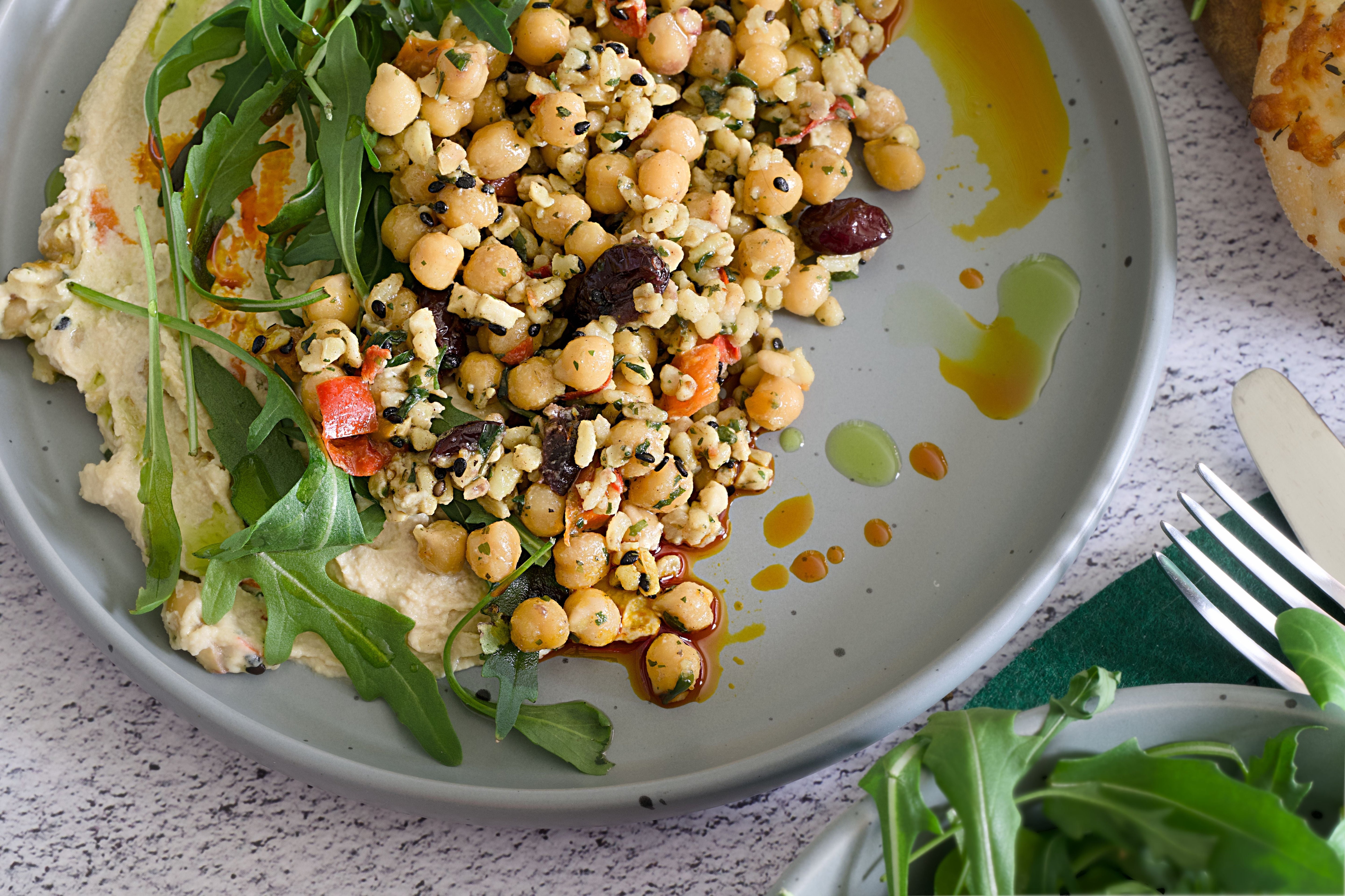 Badem Ezmesi Soslu Nohut Salatası